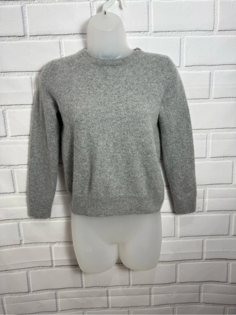 Quince 100% Mongolian Cashmere Crewneck Sweater Gray Size M Soft Luxury Knit